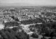 Valence.- Vue aérienne du parc Jouvet et d'une partie de la ville.