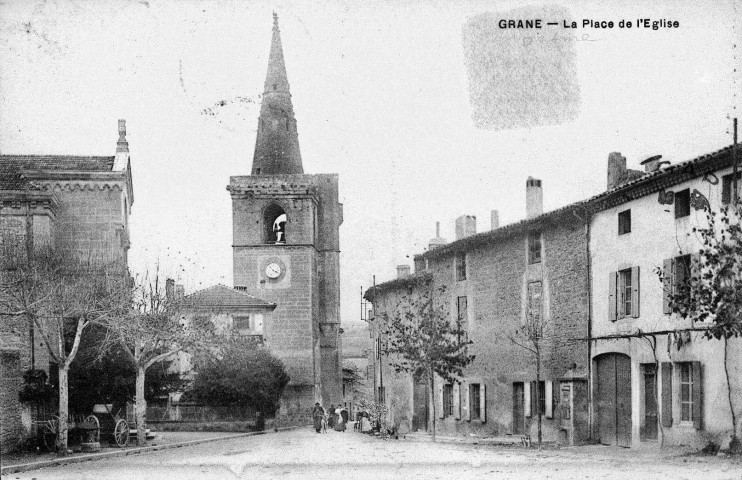 Le clocher et l'église Saint-Jean-Baptiste.