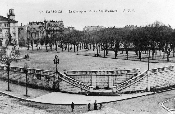 Valence.- L'esplanade du Champ de Mars.