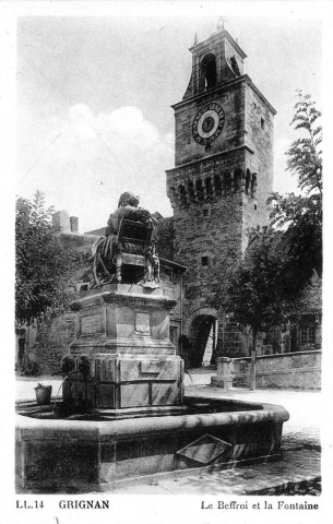 Le beffroi et la fontaine monumentale, le pilier sert de piédestal à la statue de Madame de Sévigné (1857).