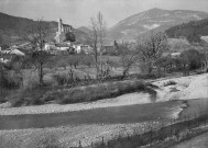 Pierrelongue.- Vue du village et de la chapelle Notre Dame de la Consolation (construite entre 1900 et 1905), la rivière l'Ouvèze au 1er plan.