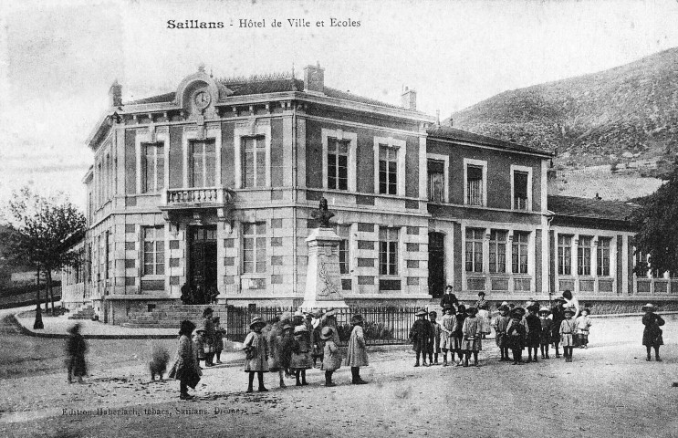 Saillans.- La mairie et l'école.