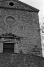 Taulignan.- La façade occidentale de l'église Saint-Vincent, où apparaît le pignon de l'ancienne église romane.