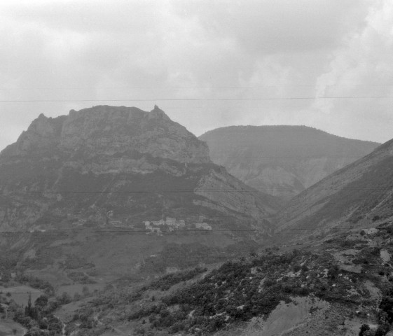 Vue aérienne du village et des gorges de l'Arnayon.