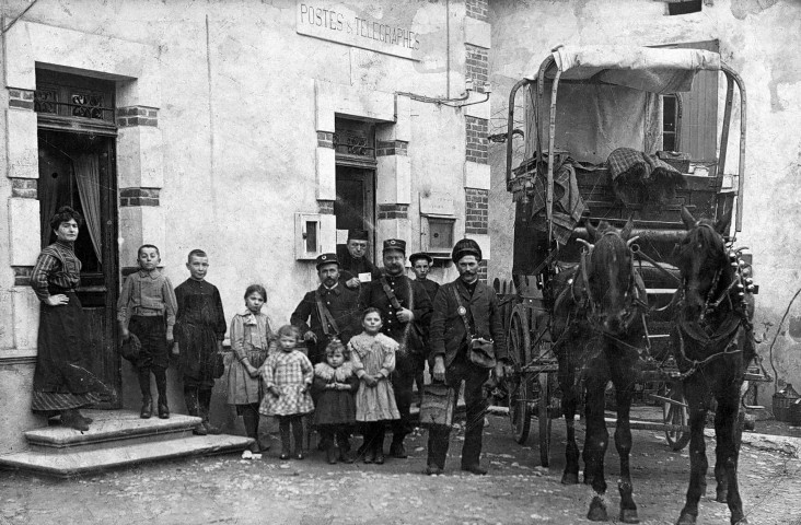 Facteurs devant la poste du village.