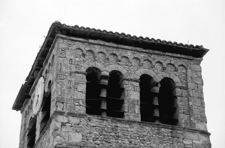 Manthes. - La façade est du clocher de l'église Saint-Pierre-Saint-Paul.