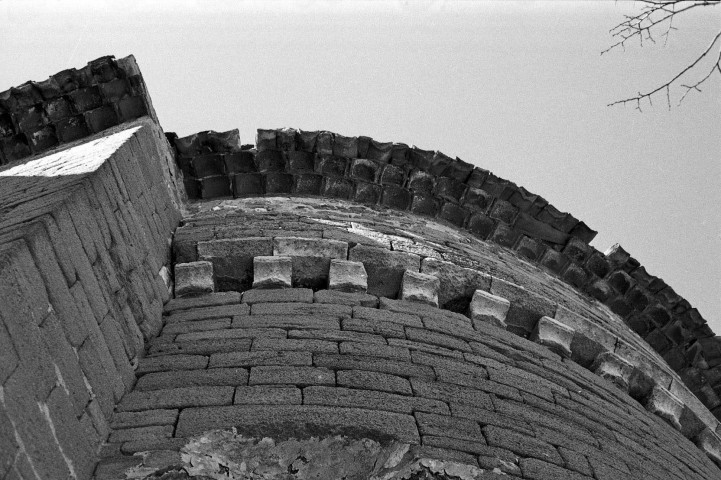 Bouchet.- Détail du chevet de l'église Notre-Dame.