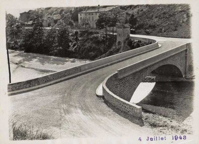 Vue longitudinale de la rive gauche.