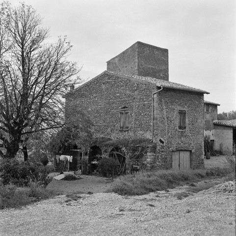 Étoile-sur-Rhône .- La ferme Côte-Chaude.