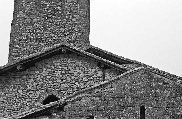 Hostun.- La couverture de l'église de Saint-Martin, avant travaux.