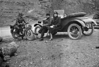 Marguerite Januel la mère de Serge sur une moto Jap et Mr Me Lamarque assis sur le marche pied de l'Amilcar.