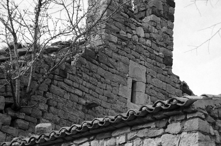 b) Sainte-Jalle.- Détail du chevet de la chapelle Saint-Anastase.
