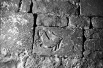 Cléon-d'Andran.- L'église Saint-Sauveur : pierre sculptée découverte après piquage des enduits.