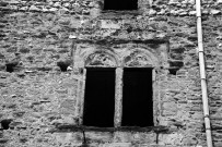 Chabeuil.- Détail de la façade est de la porte du village.