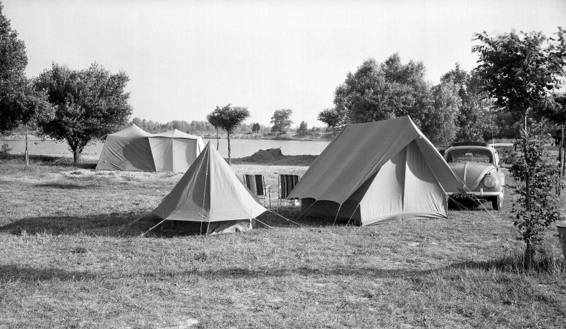 Montélimar. - La base de loisirs sur le plan d'eau de Montmeillan, le camping.