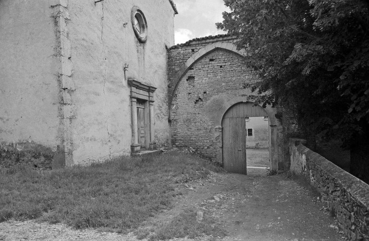 Sainte-Croix.- Le temple et le porche de l'ancien prieuré.