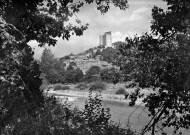 Crest. - La ville vue des bords de la Drôme.