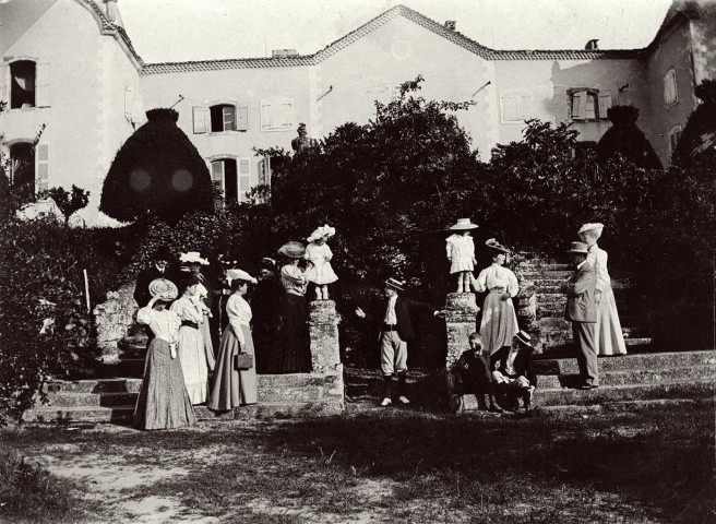 Peyrins. - Personnages dans le jardin du château de Sallmard.