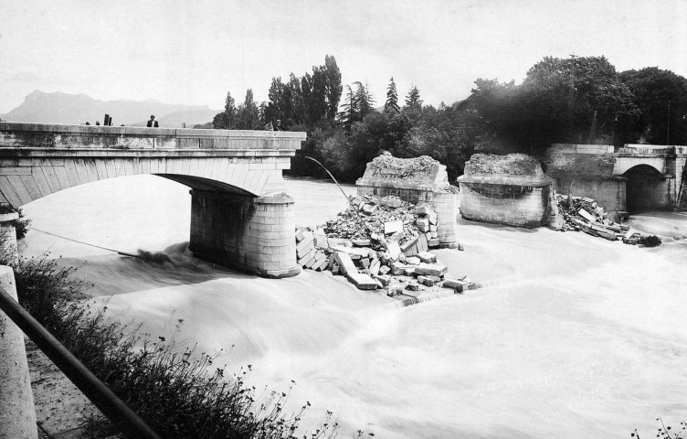 Crest. - Le pont sur la Drôme bombardé le 24 juin 1940.