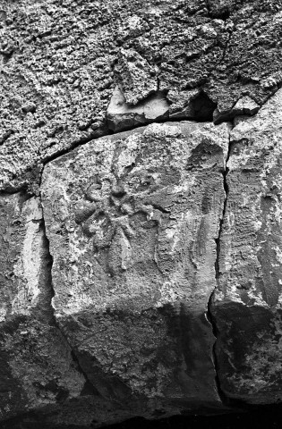 Saint-Nazaire-le-Désert.- La clef de l'arc du porche de la chapelle Saint-Thomas au Petit Paris.