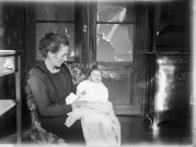 Charols, château de Salettes. - Marie-Thérèse Champin sur les genoux de sa grand-mère Thérèse de Guilhermier.