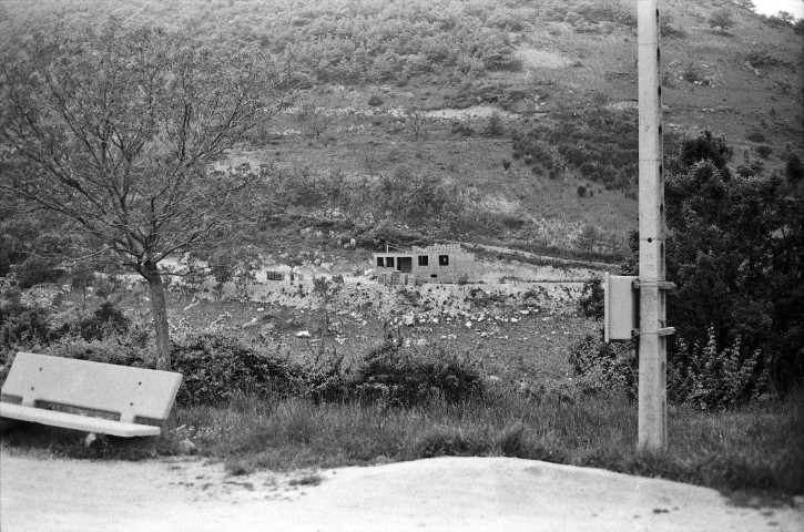 Rochebrune. - Construction polluant le site.