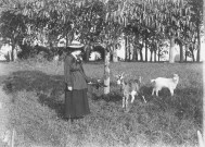 Charols, château de Salettes. - Marthe de Courtois et des chèvres.