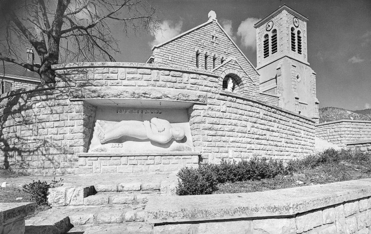 Vassieux-en-Vercors.- L'église Sainte-Vierge et le Gisant d'Emile Gilioli dédié aux martyrs du Vercors 1944.