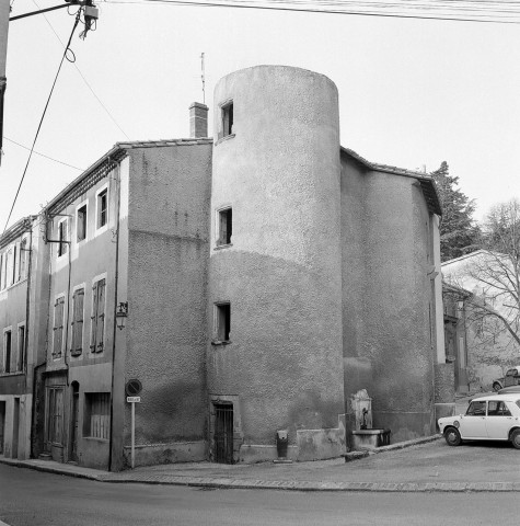 Étoile-sur-Rhône.- La Tour et la fontaine place du Centre.