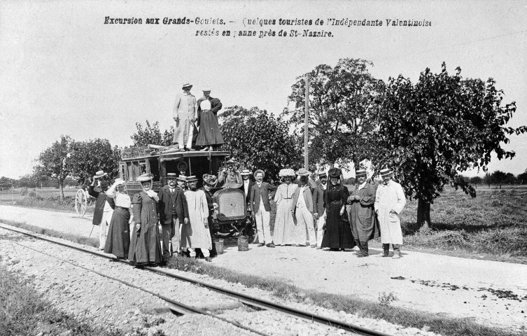 Saint-Nazaire-en-Vercors.- Véhicule de touristes en panne.