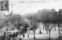 A gauche les pompiers éteignant l'incendie des Nouvelles Galeries Boulevard Bancel le 21 février 1916.