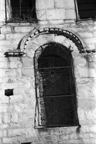 Pont-de-Barret. - Fenêtre de la façade occidentale de l'église Notre-Dame la Brune.