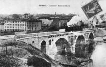 Romans-sur-Isère. - Le tramway passant sur le Pont-Neuf.