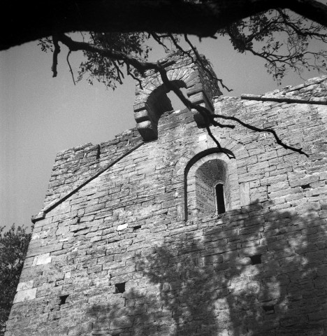 Rochegude.- Les ruines de la chapelle des Aubagnans, elle était celle d'un prieuré de l'ordre de Saint-Ruf.