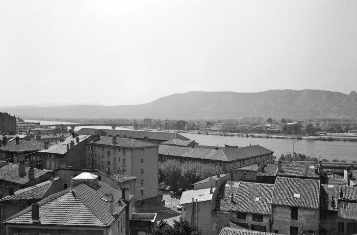 Valence.- Vue de la basse ville et du Rhône, prise de la terrasse des Archives départementales.