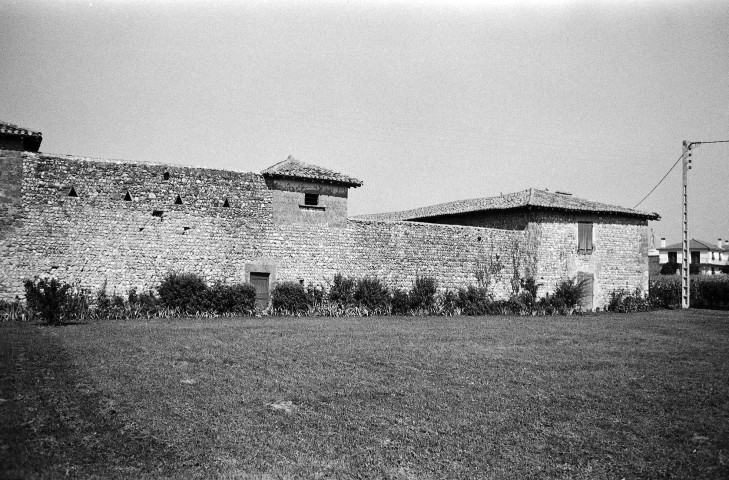 Bésayes. - Façade du mur d'enceinte sud du domaine des Thévenins.