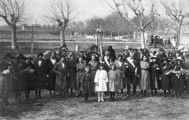 Loriol-sur-Drôme.- Au centre Paul Rey le roi de la 2e fête des Bouviers en 1923.