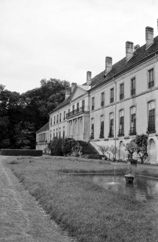 Triors.- Façade sud du château.