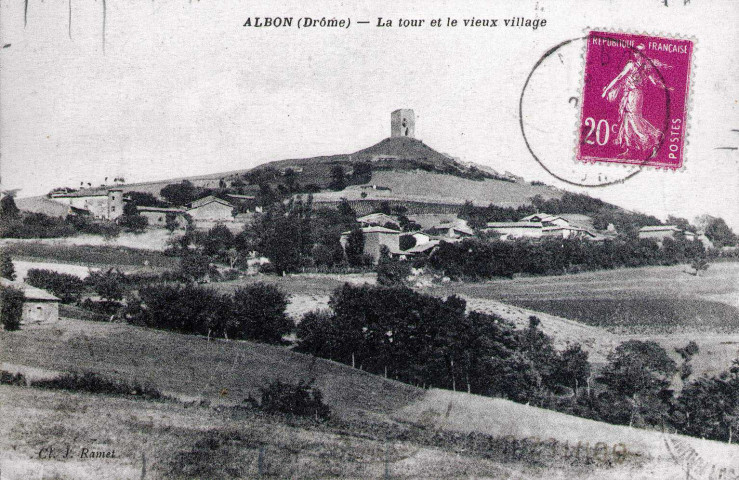 Vue générale du village et de la tour.