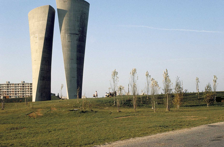 Valence.- Le château d'eau de Valence-le-Haut réalisation d'André Gomis (architecte) et Tloupas Philolaos (sculpteur) en 1963.