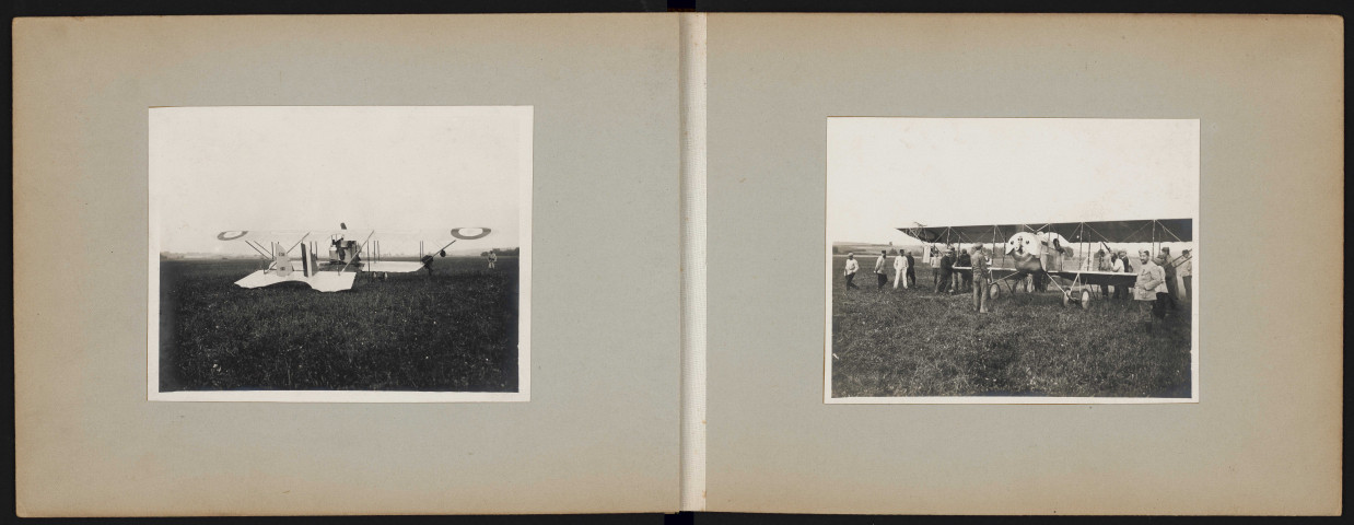 Avion. Groupe de soldats autour d'un avion.