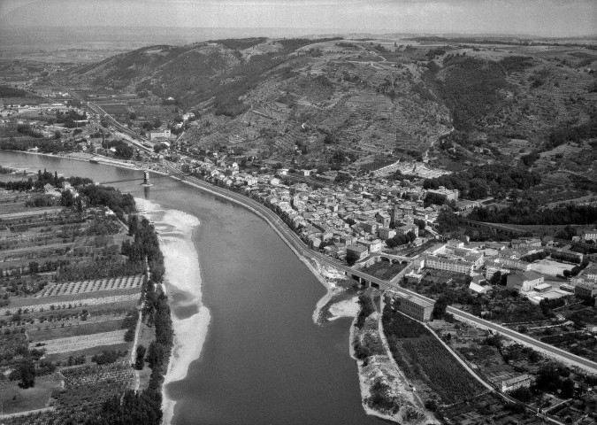 Saint-Vallier-sur-Rhône.- Vue aérienne de la ville et du Rhône.