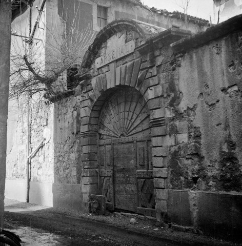 Valence.- Portail de l'ancien couvent Notre Dame de Soyons, basse ville.