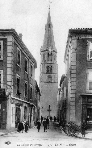 Le clocher de l'église Sainte-Vierge.