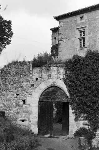 Saoû. - Le porche du château de Lastic.