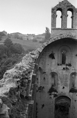 Aleyrac. - Mur sud de la nef du prieuré Notre-Dame-la-Brune, ruiné en 1385.