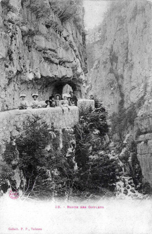 Touristes sur la route des Goulets.