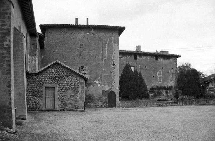 Manthes. - La façade sud des bâtiments de l'ancien prieuré et de l'église Saint-Pierre-Saint-Paul.