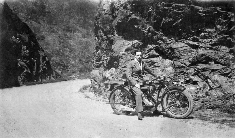 Georges Januel le père de Serge sur une moto Jap.