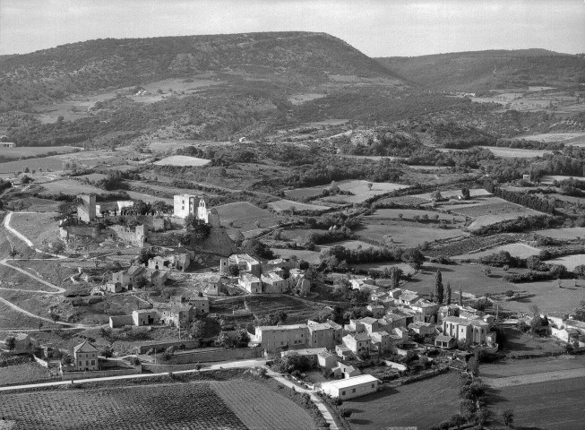 Roussas.- Vue aérienne du village.